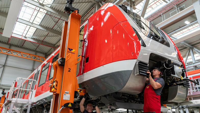 Im Bautzener Bombardier-Werk montieren Mitarbeiter einen Waggon für eine S-Bahn. Sollte der französische Bahntechnikhersteller Alstom seinen Konkurrenten übernehmen, will er die Betriebe in Bautzen und Görlitz nicht verkaufen.