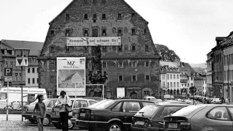 Das Salzhaus vor der Sanierung in den 1990er Jahren. Auf dem Banner links wurde damals für den „Marstall Zittau“ geworben. Als Blickfang fällt je ein Sims als Traufkante an den Giebelseiten auf.