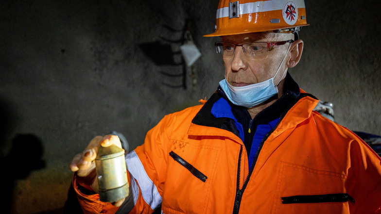 Gegen Verkrustung hilft Druck: Wismut-Ingenieur Thomas Lay zeigt die Düse, die mit rotierenden Wasserstrahlen das Rohrinnere putzt.