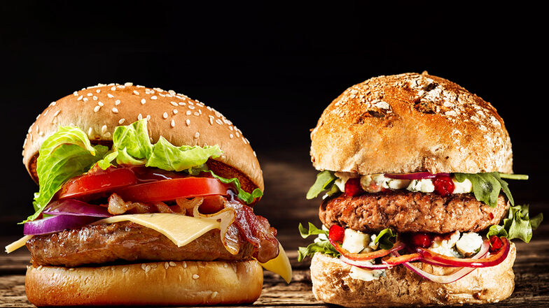 Was ist Fleisch, was ist Fleischersatz? Auf den ersten Blick kann man das nicht unbedingt erkennen. Stiftung Warentest hat Burger-Patties getestet.