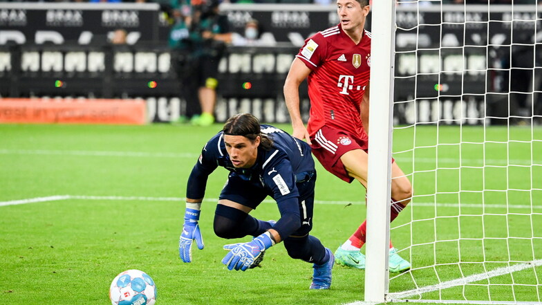 Mönchengladbachs Torhüter Yann Sommer konnte einige gute Chancen der Bayern, wie hier von Robert Lewandowski, entschärfen.