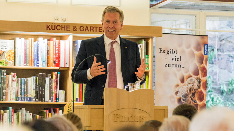 Christian Wulff (CDU), ehemaliger Bundespräsident, spricht in der Buchhandlung Findus in Tharandt.