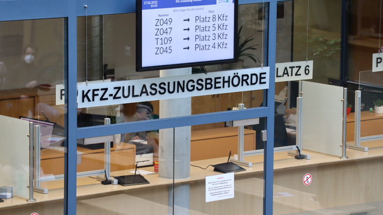 Die Anzeige im Atrium des Landratsamtes regelt den Besucherverkehr in der Kfz-Zulassung.