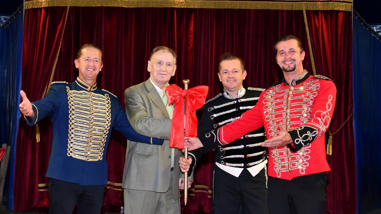 Zirkusdirektor Mario Müller Milano übergab im Sommer mit einem traditionellen Erdnagel den Weihnachts-Circus symbolisch an seine Nachfolger: Wiliam, Sascha und Leonard Köllner (v.l.)
