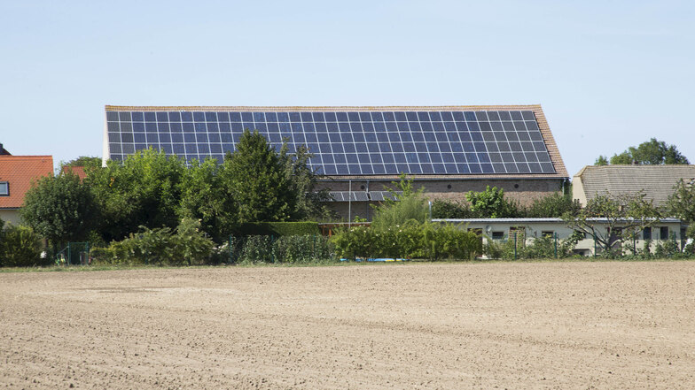 Soll diese Solaranlage mit angeschoben und an den Einnahmen beteiligt gewesen sein: Sachsens AfD-Chef Jörg Urban wird vor der Landtagswahl am 1. September von politischen Mitbewerbern Doppelzüngigkeit vorgeworfen. Er eifere gegen erneuerbare Energien, abe