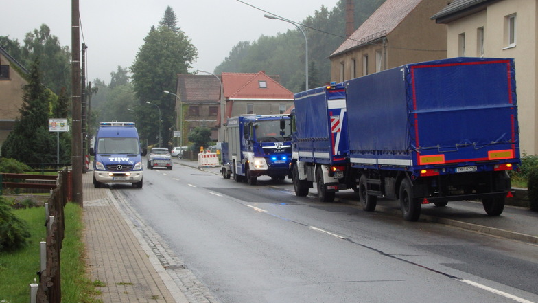 Das THW war mit mehreren Fahrzeugen in Neukirch im Einsatz.