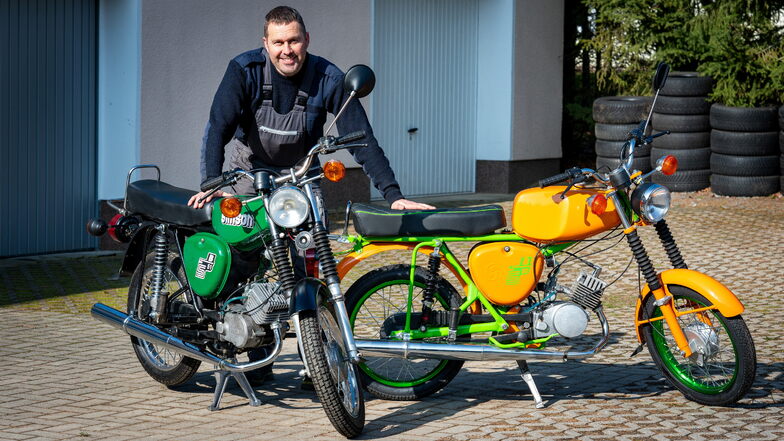 Sascha Weirauch mit zwei Simson Mopeds vor seiner Werkstatt. Die linke S 51 hat er gerade aufgebaut, um sie zu verkaufen. Die S 50 rechts gehört ihm selbst.