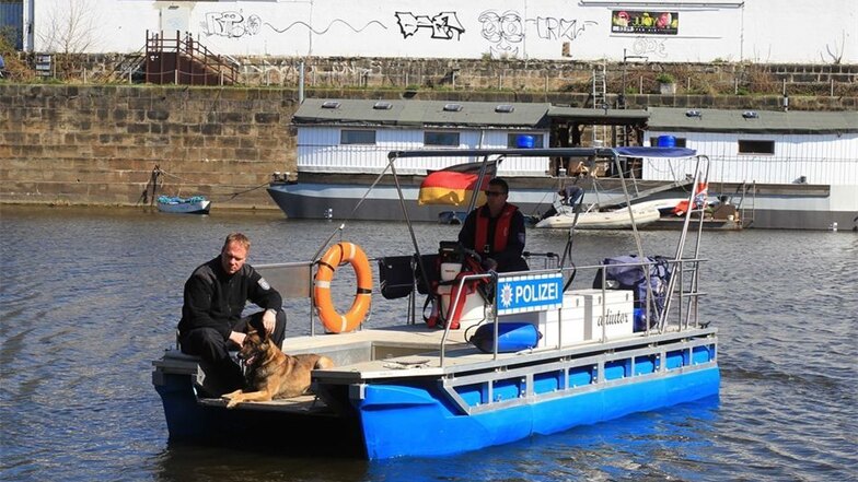 Mit speziell ausgebildeten Hunden aus Thüringen suchte die Polizei auf dem Wasser nach dem Vermissten.