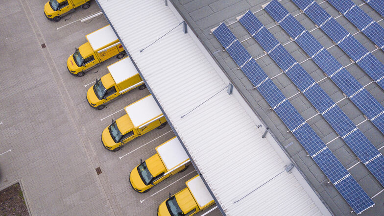 Sonnenenergie im Tank:
Auf den Dächern vieler Zustellstützpunkte stehen inzwischen Photovoltaikanlagen,
deren Strom für das Aufladen der elektrisch betriebenen Zustellfahrzeuge
genutzt wird.