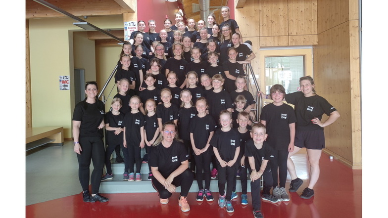Die Dance-Crew des Sportvereins Glashütte bekommt  vor ihrem großen Auftritt in Wilsdruff neue Sportjacken.