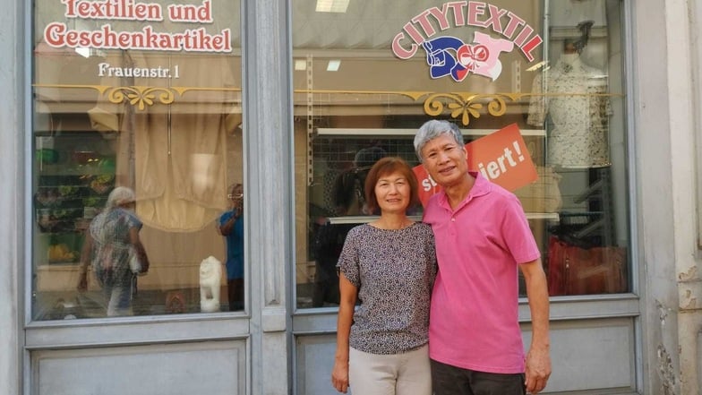 Dong Tran Van und seine Frau Tam Hoang Thi vor dem Geschäft an der Frauenstraße 1 in Zittau. Dort läuft der Ausverkauf.