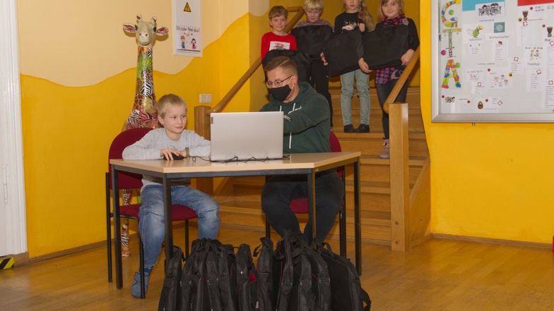 IT-Mitarbeiter Michél Krause hat die mobile Technik eingerichtet und am Donnerstag zuerst in der Grundschule in Sitten vorbeigebracht. Auch die Leisniger Grund- und Oberschüler erhalten Notebooks.