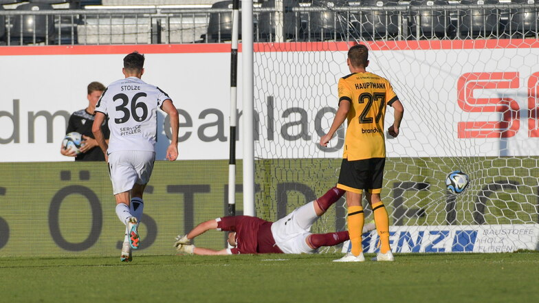Das spielentscheidende Tor: Dynamo-Keeper Stefan Drljaca kann den Ball des Sandhäusers Abu-Bekir El-Zein (nicht im Bild) nicht parieren.