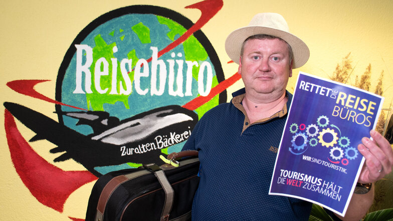 Torsten Pessel, Büroleiter des Reisebüros „Zur alten Bäckerei“ in Leisnig, bereitet sich auf die Demonstration des Aktionsbündnisses „Wir zeigen Gesicht! Rettet die Reisebüros – rettet die Touristik!“ vor.
