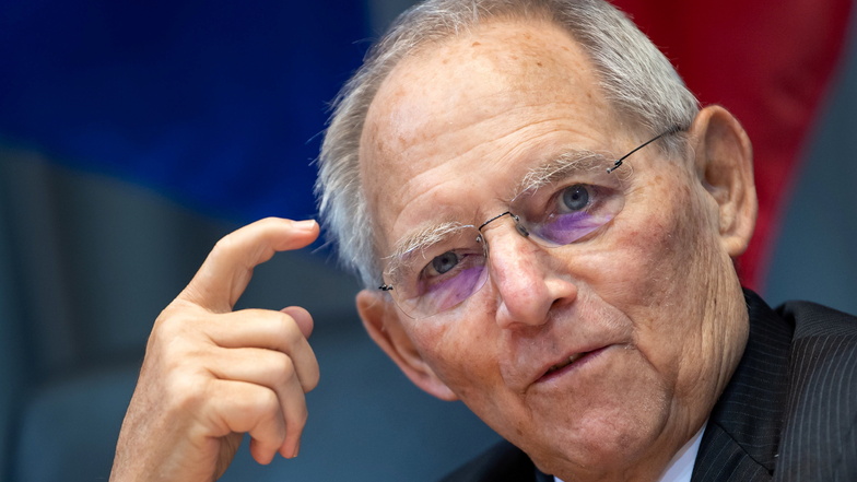 Bundestagspräsident Wolfgang Schäuble (CDU) verteidigt die geplanten nächtlichen Ausgangssperren in Regionen mit hohen Corona-Zahlen als verhältnismäßig.