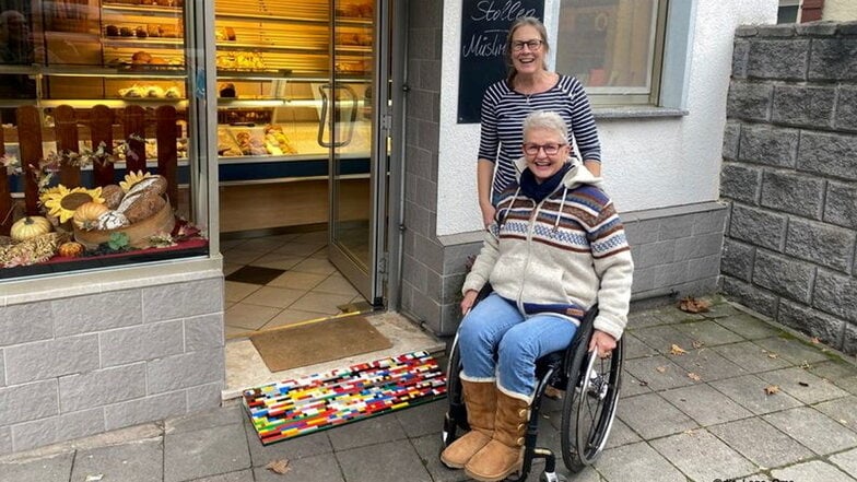 Kleine Steine, große Wirkung: Dank Lego-Oma Rita Ebel (vorn) kommen Rollstuhlfahrer auch zu diesem Hanauer Bäcker.