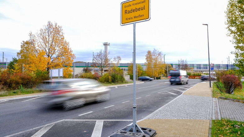 Radebeuls Ortseingangsschild ist gewandert. Es steht nun direkt am Kreisverkehr. Dabei wird das Gebiet auf der linken Seite bald zu Coswig gehören.