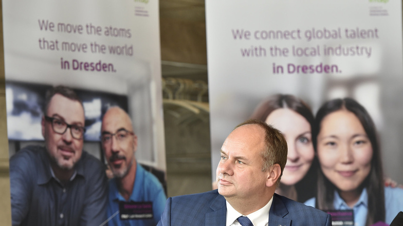 Umgeben von Gesichtern: Dresdens Oberbürgermeister Dirk Hilbert hat eine Kampagne eröffnet, die ausländische Fachkräfte mit Firmen bekannt machen soll – und umgekehrt. Ganz links Peter Zahn, der Ingenieure sucht.