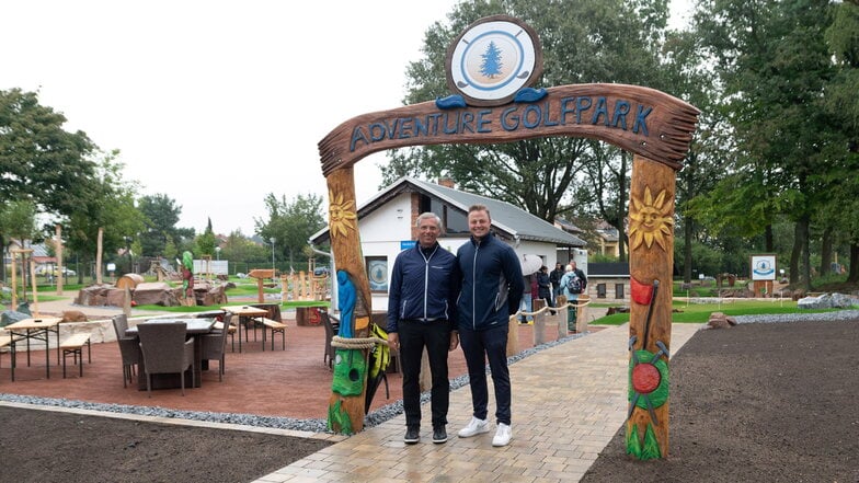 Geschäftsführer Uwe Neumann (links) und Teilinhaber Michael Muthreich begrüßen auf dem Gelände direkt neben dem Golfplatz.