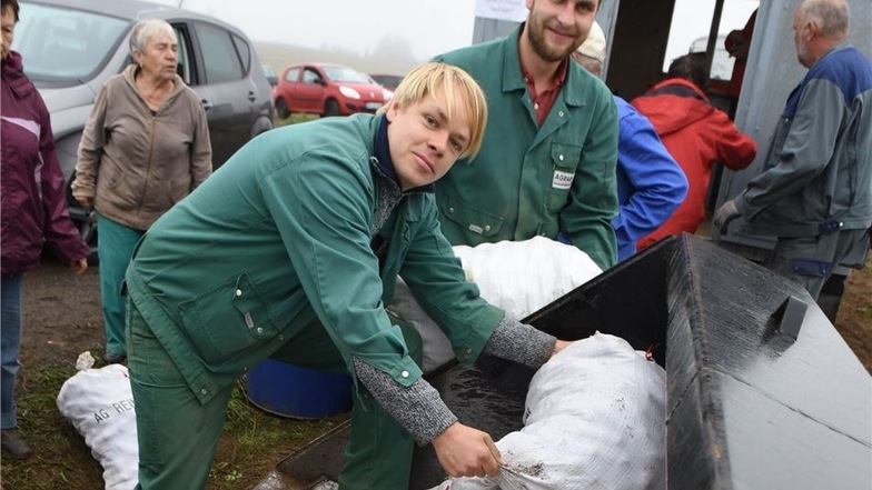 Alexander Problesch (li.) und David Kühne helfen beim Verladen der Kartoffeln.