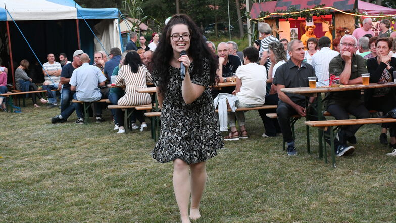 Die Sängerin Jela trat am Sonnabendabend beim Weinfest in Krauschwitz auf und verbreitete mit ihren Titeln gute Laune unter den Gästen.