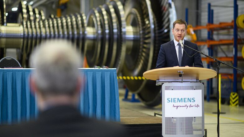 Ministerpräsident Michael Kretschmer besuchte noch im Dezember das Siemens-Werk in Görlitz. Da hätte er wohl auch nicht gedacht, wie ein Virus das Land in kurzer Zeit so treffen kann. Die Produktion läuft bei Siemens aber im Moment noch, die meisten Bürol