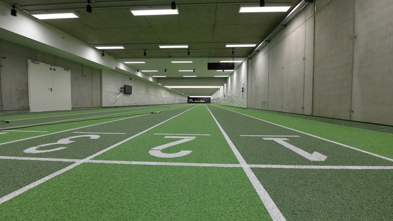 Die Lauf- und Schießhalle der Biathleten liegt wie die meisten Trainingsräume im Untergeschoss.