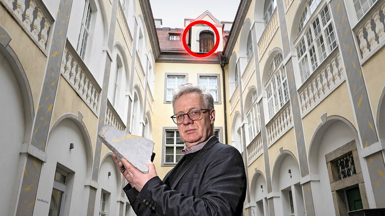 Museumsleiter Jasper von Richthofen zeigt einen großen Stein, der sich vom Dachhaus (rot eingekreist) des Museums Neißstraße 30 gelöst hat. Wäre er während der Öffnungszeiten abgestürzt, hätte er im Innenhof jemanden erschlagen können.