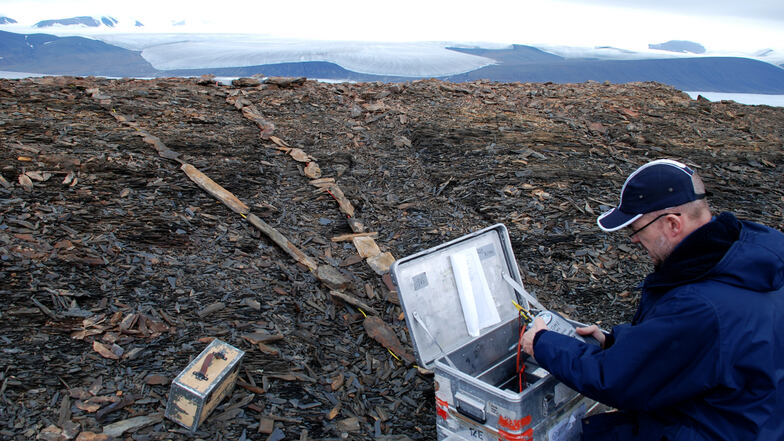 Zehnmal war Mirko Scheinert schon auf Forschungsreise in Grönland. Dort kontrolliert er regelmäßig auch die Messstationen, wie hier den GNSS-Empfänger am Romer Sø, Kronprins-Christian-Land.