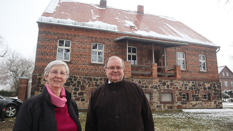 Ins Pfarrhaus in Lauta-Dorf soll wieder Leben einziehen. Darauf hoffen Sigrid Roeser, seit 2000 Vorsitzende des Gemeindekirchenrates, und Pfarrer Gerd Simmank.