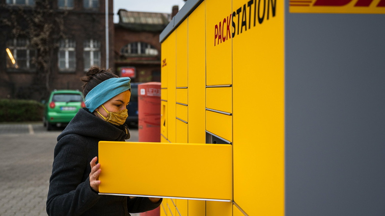 Josephine Brettschneider probiert die neue DHL Packstation auf dem Parkplatz des Penny-Supermarktes auf der Bahnhofstraße aus.