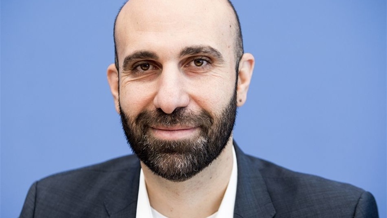 Ahmad Mansour, 40, ist ein israelisch-arabischer Psychologe und Autor. Er ist Programmdirektor der European Foundation for Democracy und Sprecher des Muslimischen Forums Deutschland. Ende 2015 erschien bei S. Fischer sein Buch „Generation Allah. Wieso wir