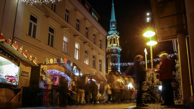 Rund um die Radeberger Stadtkirche wurde am Donnerstag der Radeberger Weihnachtsmarkt eröffnet.