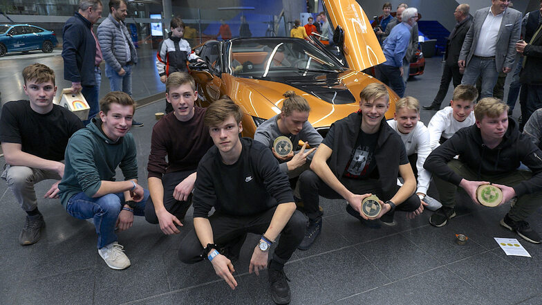 Schüler des Evangelischen Schulzentrums in Leipzig vor einem BMW i8: Automobilbau hatten wir uns anders vorgestellt.