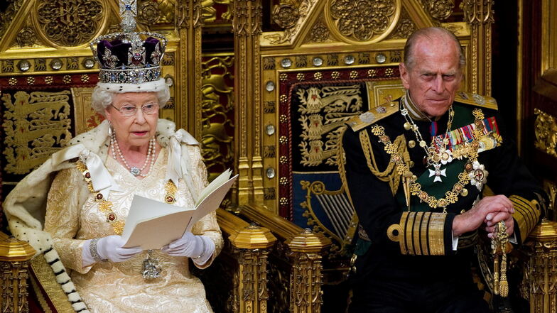 2010: Prinz Philip hört bei der Parlamentseröffnung in London der Rede von Königin Elizabeth II. zu.