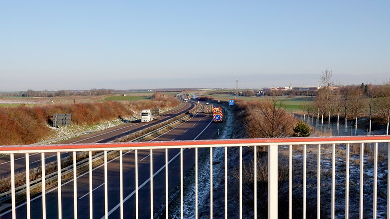 Von einer Brücke über die A72 bei Rochlitz aus sollen drei junge Leute Feldsteine, Toilettenschüsseln und einen Gullydeckel auf die Fahrbahn geworfen haben.