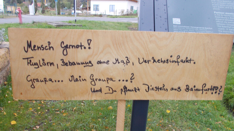 Dieses selbst gebastelte Schild hatte ein Unbekannter in Graupa am Gärtnerweg aufgestellt.