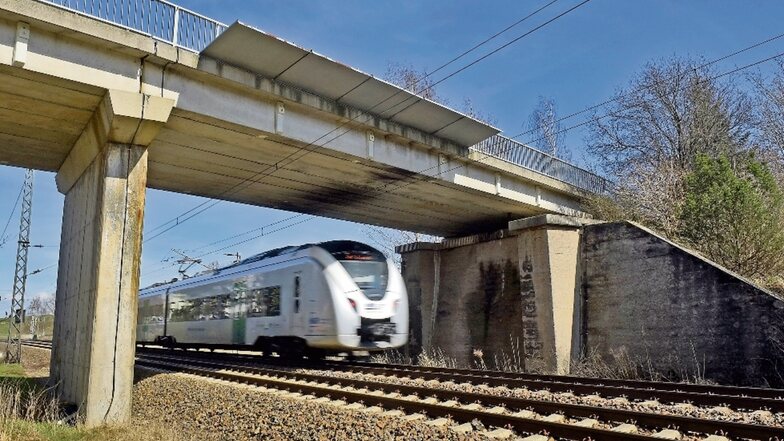 Die Brücke in Gärtitz, die die Bahnline Chemnitz-Elsterwerda überspannt, soll abgerissen und neu gebaut werden. Der Neubau ist in den Jahren 2024/25 vorgesehen. Die geschätzten Kosten liegen bei 385 000 Euro.