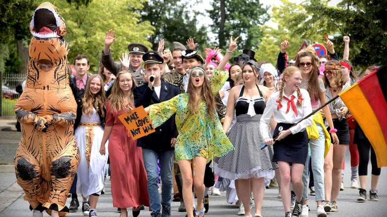 Geschafft: Ausgelassen feiern 105 Abiturienten des Löbauer Geschwister-Scholl-Gymnasiums ihren Abschluss mit einer Mottowoche.