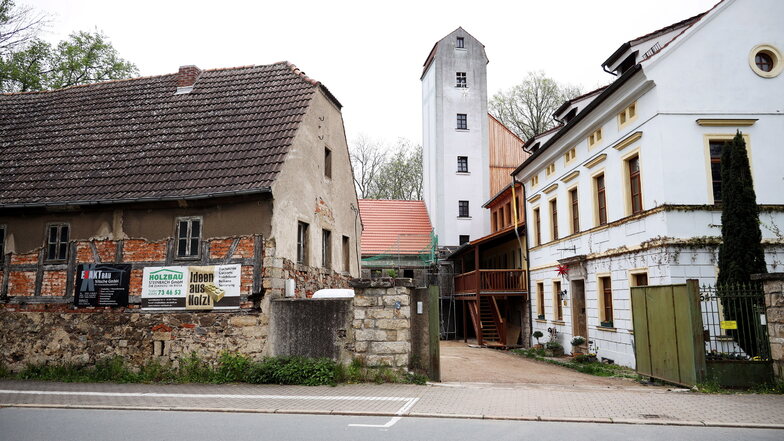 Die Röhrbornmühle von der Großenhainer Straße aus gesehen. Rechts das frühere Müllerwohnhaus, das auch heute als Wohnhaus dient.