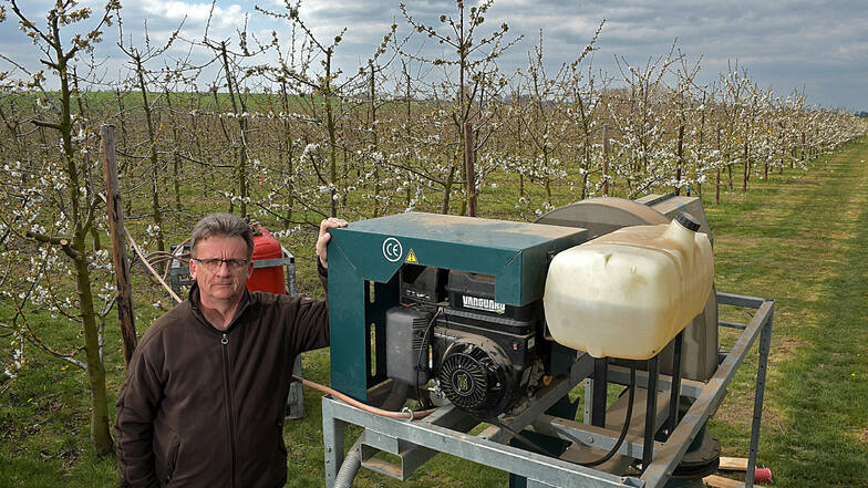 Auf den Feldern in und um Sornzig haben Thomas Arnold und seine Obstland-Kollegen bereits Heizgeräte eingesetzt, um Obstblüten vor Frostschäden zu schützen. Auch andere Schutzvorkehrungen wurden getroffen.