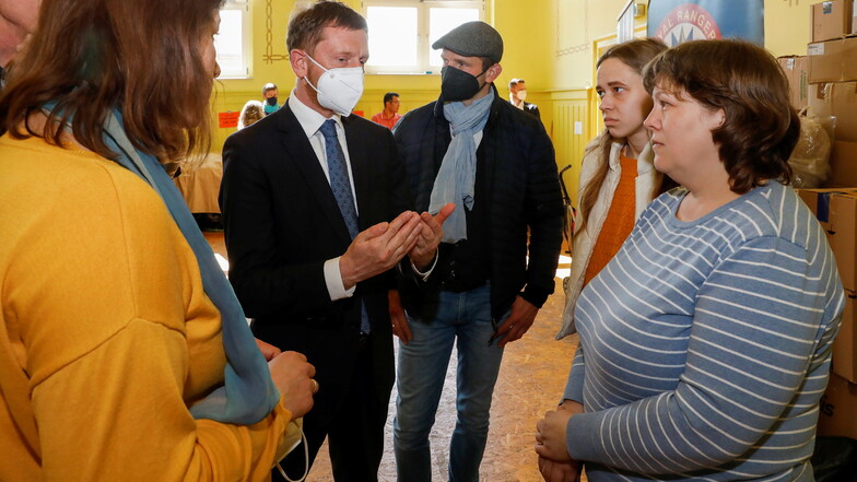 Ministerpräsident Michael Kretschmer besuchte am Sonntag das Christliche Gemeindezentrum Elim in Zittau und sprach dort mit ukrainischen Kriegsvertriebenen.