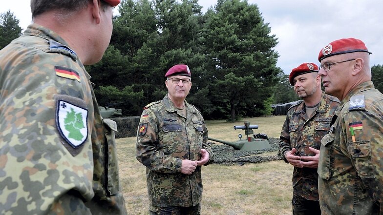Kürzlich informierte General Eberhard Zorn (li.), Generalinspekteur der Bundeswehr, im Beisein von TÜP-Chef Pierschel (Mi.) über die Platzerweiterungspläne.