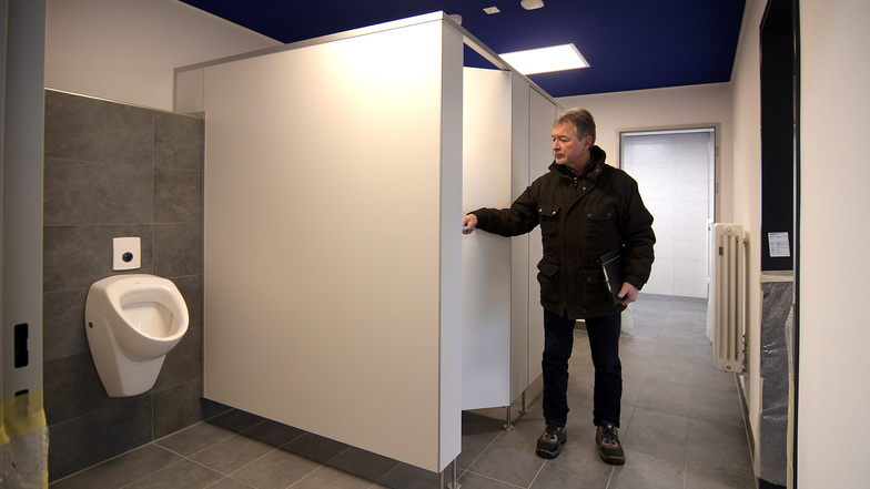 Bauleiter Jörg Spielvogel zeigt die modernen Sanitärräume.