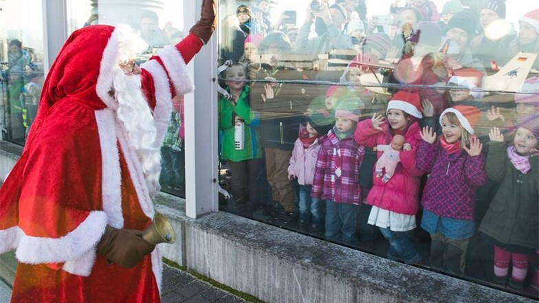 Entsprechend begeistert waren vor allem die Kinder, als der Weihnachtsmann ankam.