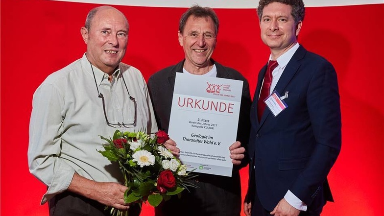 Rolf Mögel (l.) und Frank Stockmann (Mitte) vom Förderverein Geologie im Tharandter Wald erhielten den Preis aus den Händen von SZ-Regionalleiter Domokos Szabo.