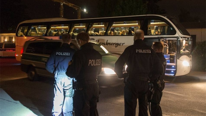 In der neuen Flüchtlingsunterkunft in der Dresdner Südvorstadt sind am Dienstagabend gegen 21 Uhr die ersten Menschen angekommen. In Bussen wurden sie zu dem Großzelt gebracht, das für 200 Menschen ausgelegt ist.