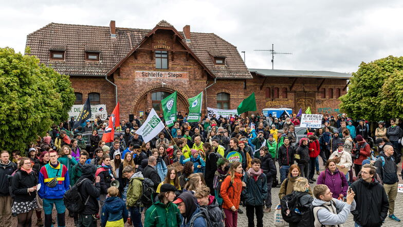 Dabei waren unter anderem Fridays for Future, Greenpeace, Campact, BUND Sachsen, GRÜNE LIGA, Alle Dörfer bleiben, serbski sejm.