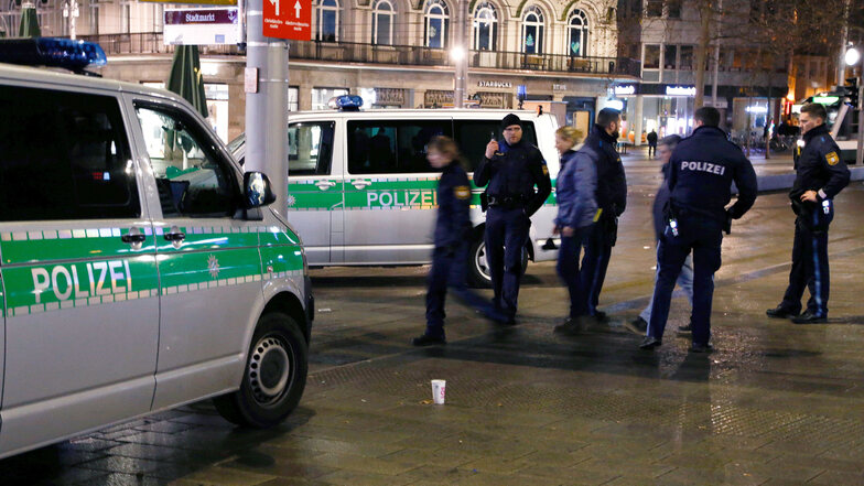 Polizisten stehen in der Nacht zum Sonnabend am Tatort am Augsburger Königsplatz . Dort war ein 49 Jahre alter Feuerwehrmann bei einer Auseinandersetzung mit Jugendlichen getötet worden.
