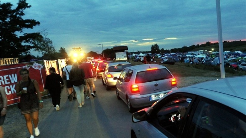 Anstehen, um aufs Festivalgelände zu kommen. Weil alle Autos überprüft werden, kommt es zum Stau.